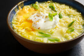 🍜 Miojo Cremoso com Legumes e Queijo